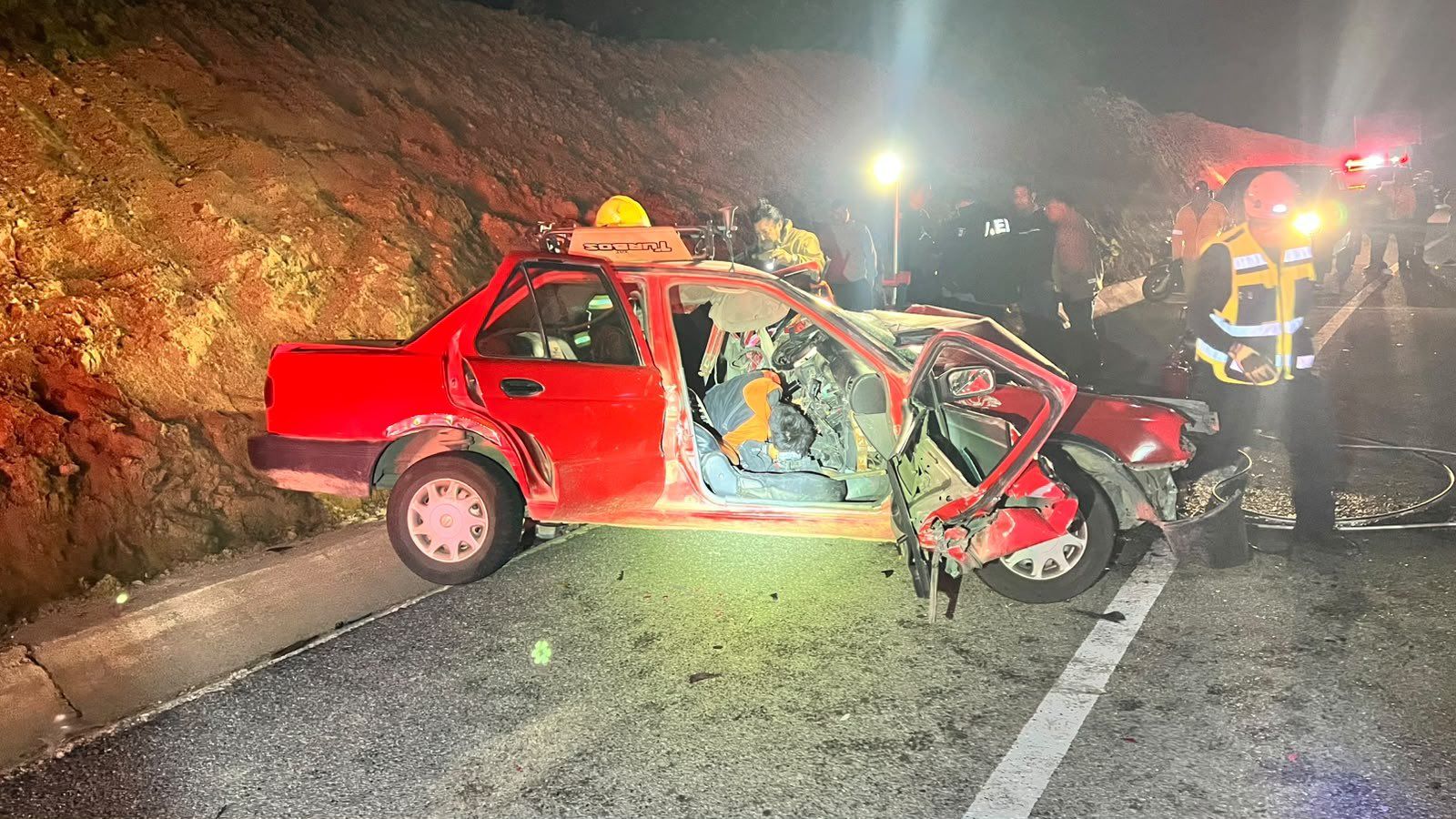 Trágico choque en la supercarretera Oaxaca-Puerto Escondido entre auto y ADO deja un muerto y dos heridos