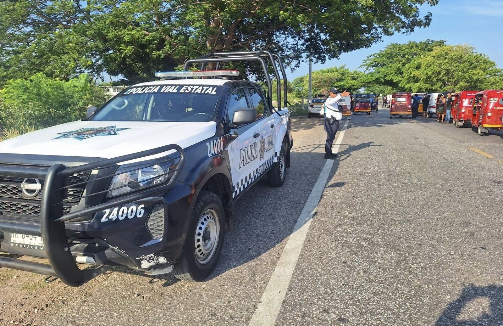 Por segundo día, familiares de mototaxista calcinado reactivan bloqueo en carretera Juchitán-Tehuantepec Por segundo día, familiares de mototaxista calcinado reactivan bloqueo en carretera Juchitán-Tehuantepec