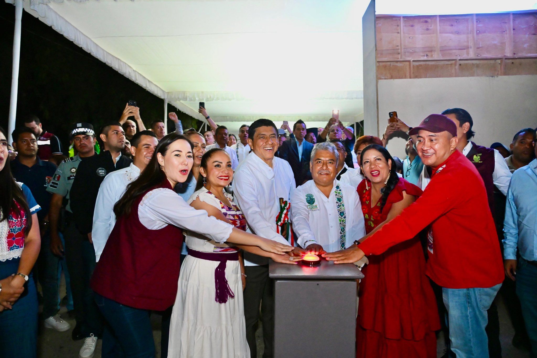 Jara inaugura en Atzompa mil 34 Senderos Seguros y anuncia dos mil calles más Jara inaugura en Atzompa mil 34 Senderos Seguros y anuncia dos mil calles más