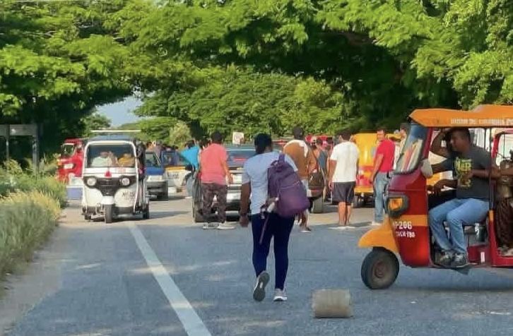 Vecinos de Juchitán, Oaxaca, bloquean la carretera Transístmica y exigen liberación de detenidos por Policía Estatal Vecinos de Juchitán, Oaxaca, bloquean la carretera Transístmica y exigen liberación de detenidos por Policía Estatal