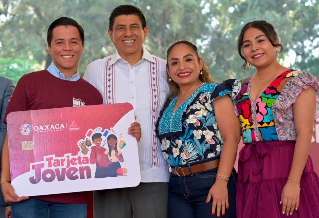 Salomón Jara entrega la Tarjeta Joven a más de mil 500 jóvenes estudiantes de la UABJO Salomón Jara entrega la Tarjeta Joven a más de mil 500 jóvenes estudiantes de la UABJO