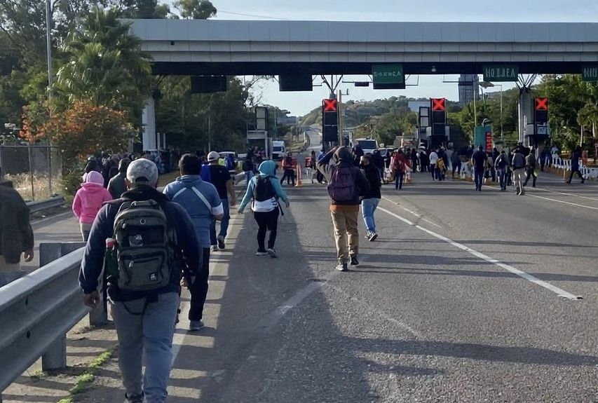 Por segundo día, pobladores de San Pablo Huitzo toman caseta de cobro; exigen a Capufe parar contaminación Por segundo día, pobladores de San Pablo Huitzo toman caseta de cobro; exigen a Capufe parar contaminación