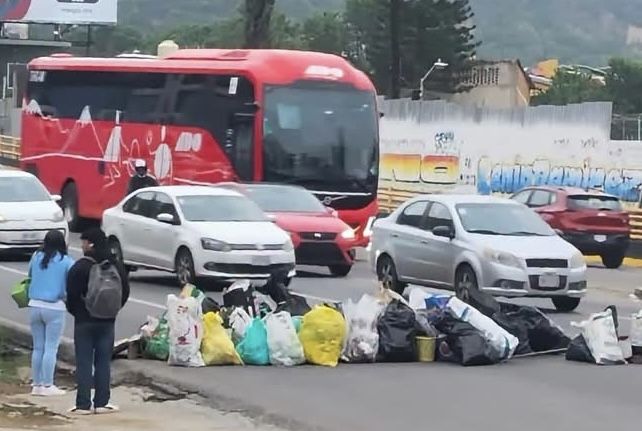 Oaxaca: Vecinos de Linda Vista bloquean con basura la carretera del Fortín hasta que el Edil Chagoya envía el camión recolector