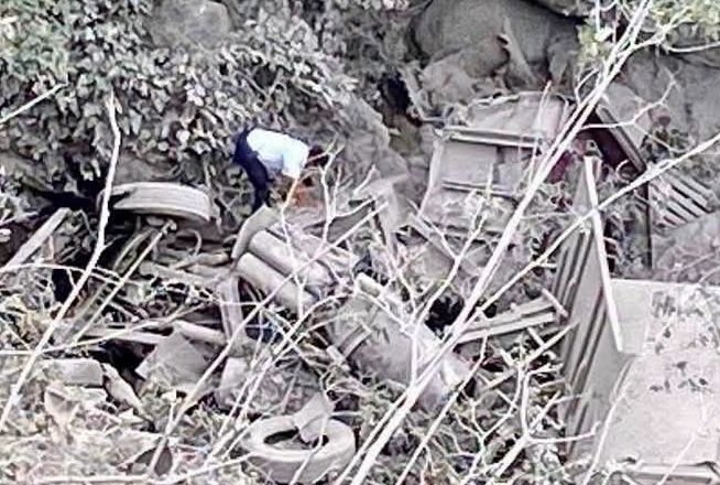 Tráiler con cemento vuelca en curva del Pájaro sobre carretera federal 125, en Putla; autoridades atienden emergencia