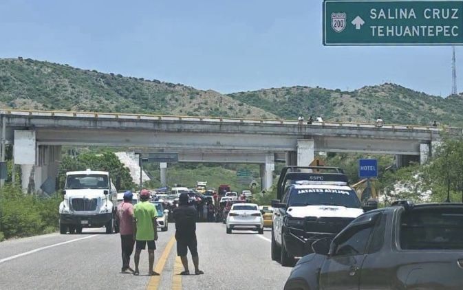 Habitantes de Salinas del Marqués bloquean carretera y distribuidor El Caracol; exigen indemnización por playas afectadas