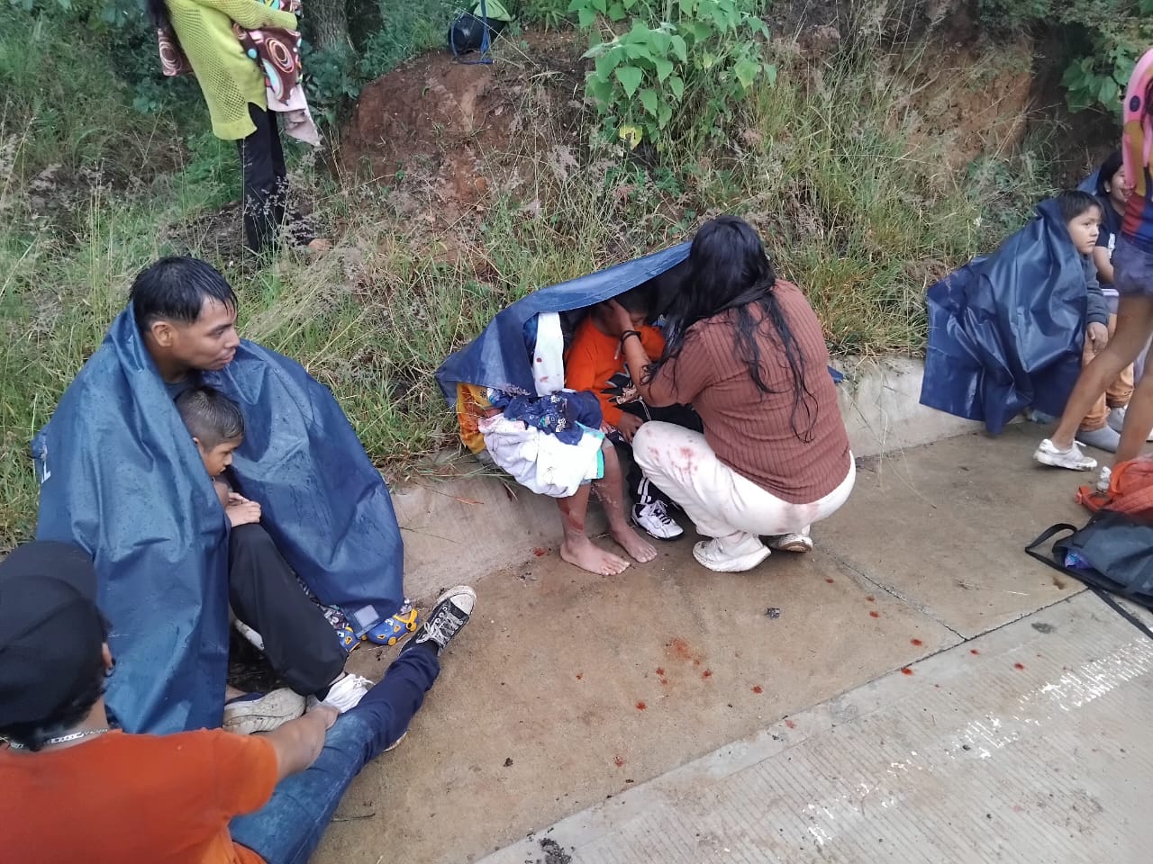 Vuelca camioneta en camino a Cuatro Venados; reportan varios menores lesionados en Valles Centrales de Oaxaca