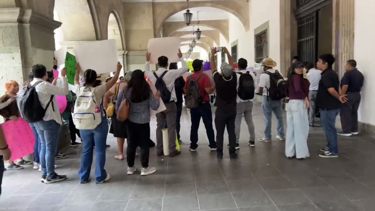 Trabajadores de la UTVCO se manifiestan frente al Palacio de Gobierno; esperan mesa de diálogo con la Sego