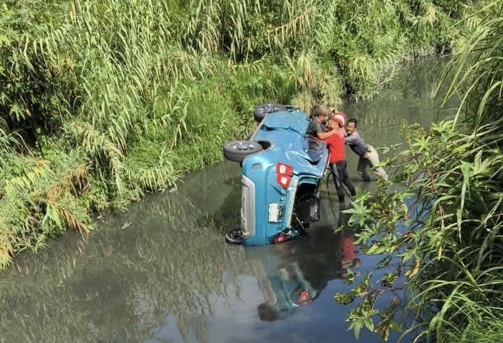 Volcadura de automóvil en Río Salado de Oaxaca y San Antonio de la Cal moviliza a Bomberos y Policía Vial Volcadura de automóvil en Río Salado de Oaxaca y San Antonio de la Cal moviliza a Bomberos y Policía Vial