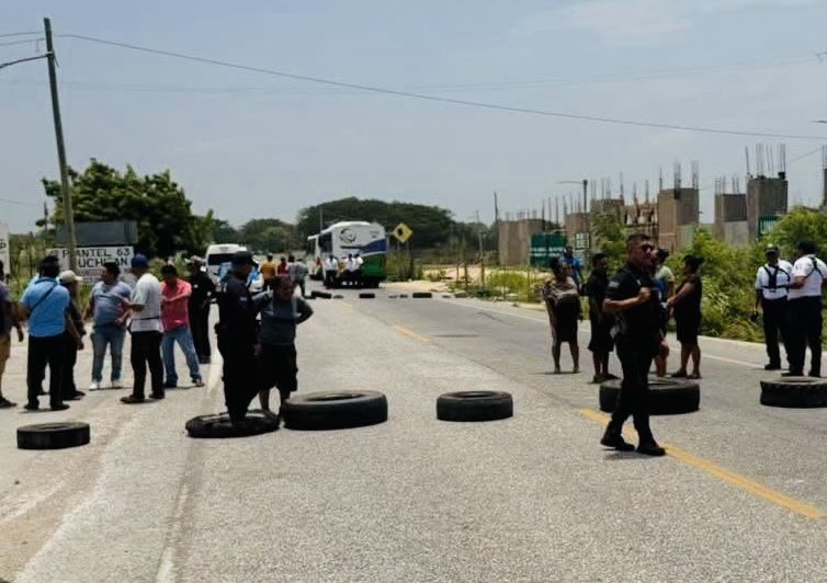 Manifestantes bloquean la circulación en km 260 de la Transístmica 185 a la altura del IMECA de Juchitán, Oaxaca Manifestantes bloquean la circulación en km 260 de la Transístmica 185 a la altura del IMECA de Juchitán, Oaxaca