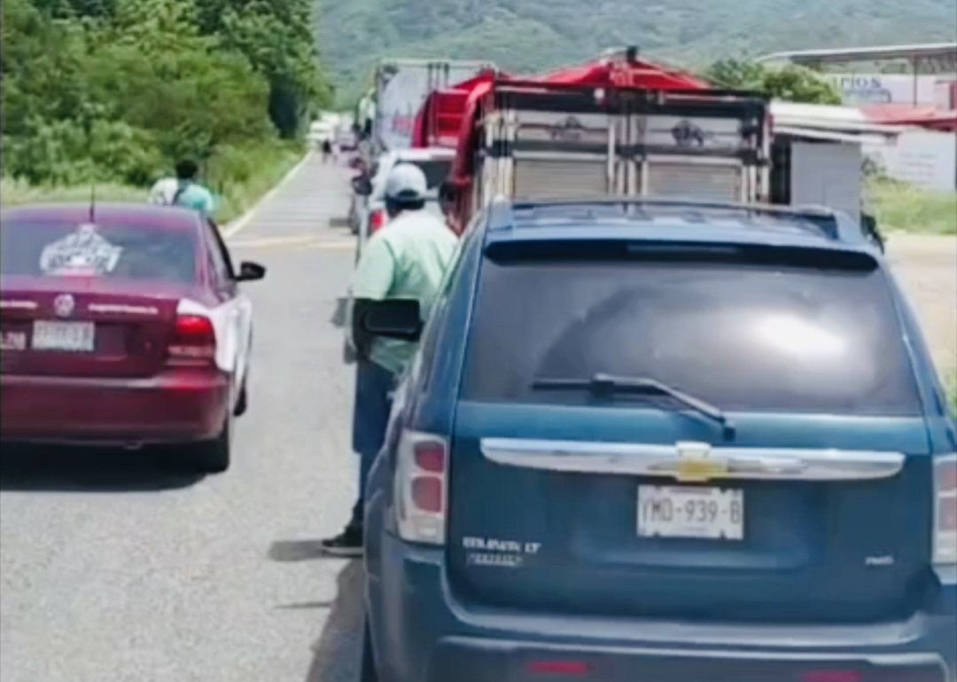 Pescadores de Playa Chipehua bloquean carretera federal 200 exigiendo reparación por derrame de hidrocarburos de Pemex Pescadores de Playa Chipehua bloquean carretera federal 200 exigiendo reparación por derrame de hidrocarburos de Pemex