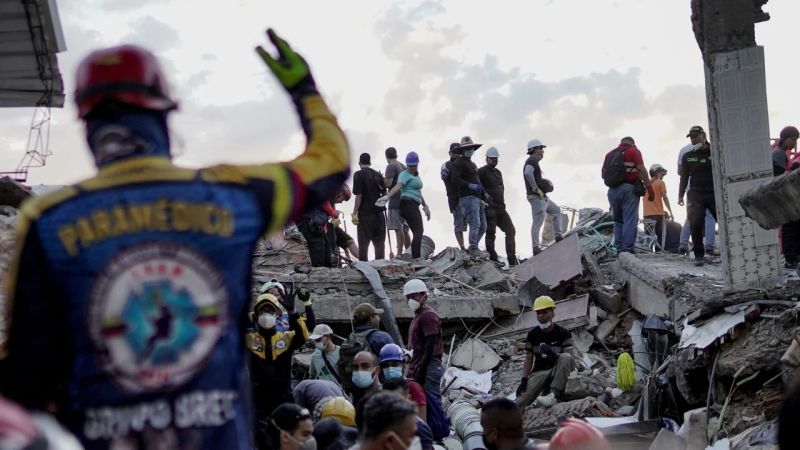 Rescatistas buscan sobrevivientes del terremoto de 7.4 en Colombia; reportan 169 muertos y 668 heridos