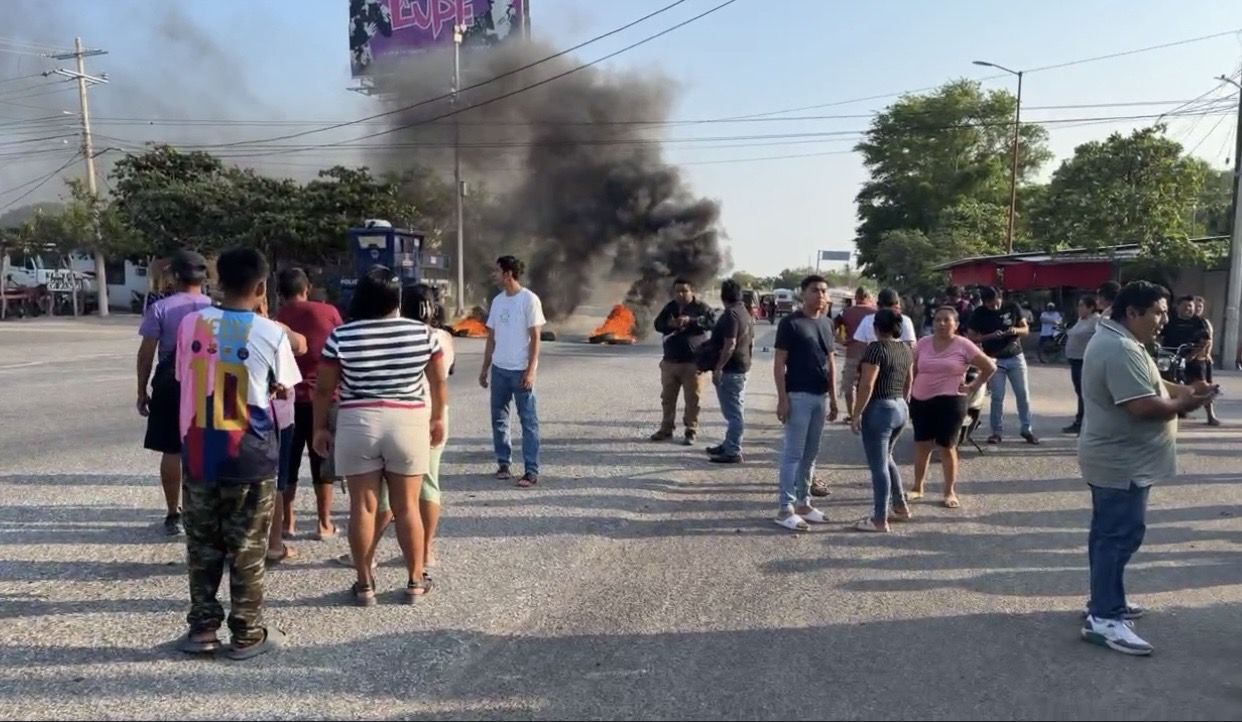 Detenciones policiales desatan protestas, bloqueos y denuncias de abuso contra vecinos de Juchitán de Zaragoza, Oaxaca Detenciones policiales desatan protestas, bloqueos y denuncias de abuso contra vecinos de Juchitán de Zaragoza, Oaxaca