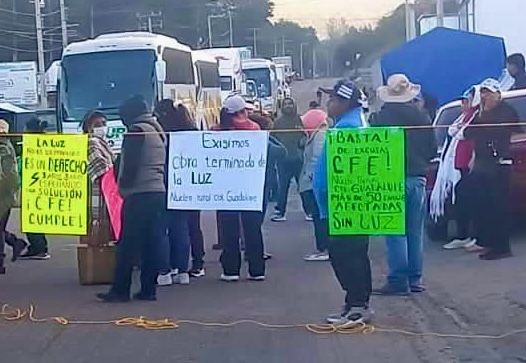 Habitantes bloquean la carretera federal 125 en Tlaxiaco para exigir a la CFE energizar obra eléctrica Habitantes bloquean la carretera federal 125 en Tlaxiaco para exigir a la CFE energizar obra eléctrica