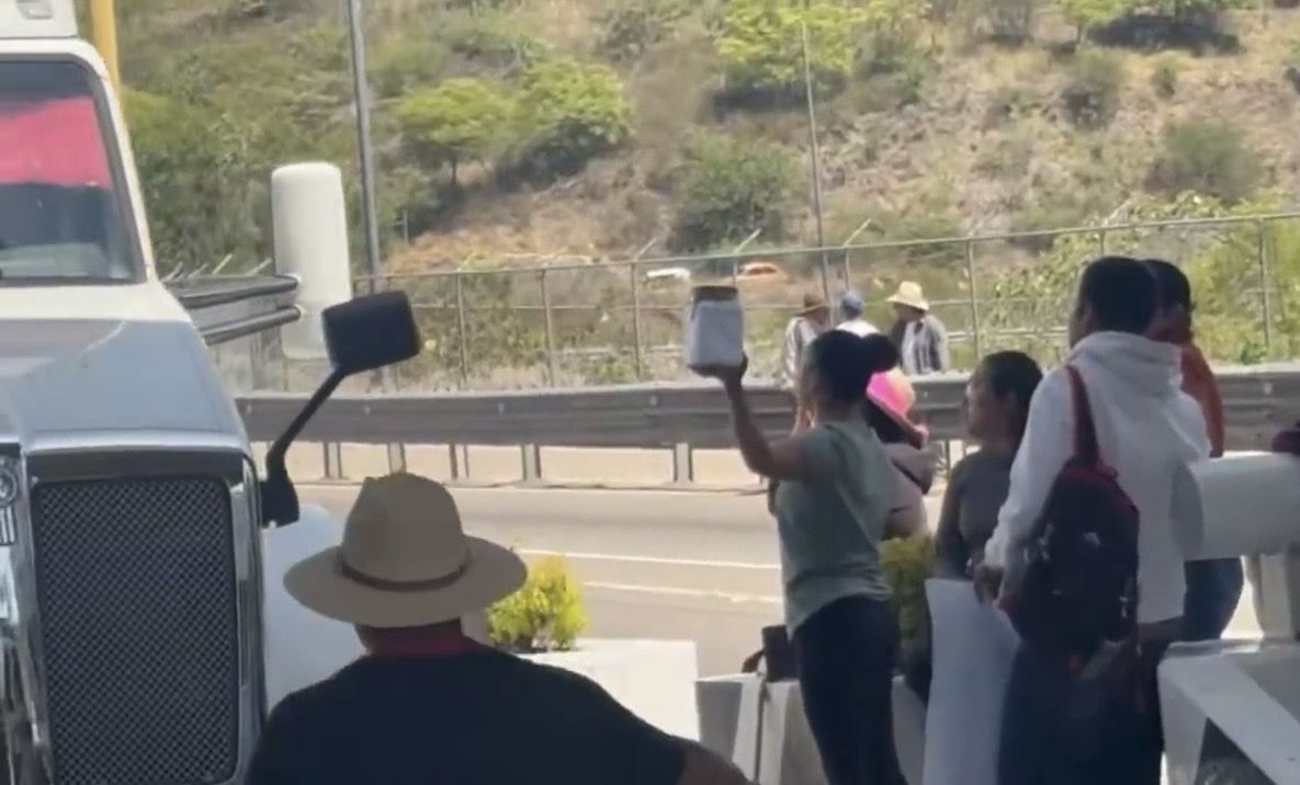 Por tercer día, pobladores de Huitzo, Oaxaca, mantienen tomada caseta Capufe; exigen solución a contaminación de ríos Por tercer día, pobladores de Huitzo, Oaxaca, mantienen tomada caseta Capufe; exigen solución a contaminación de ríos