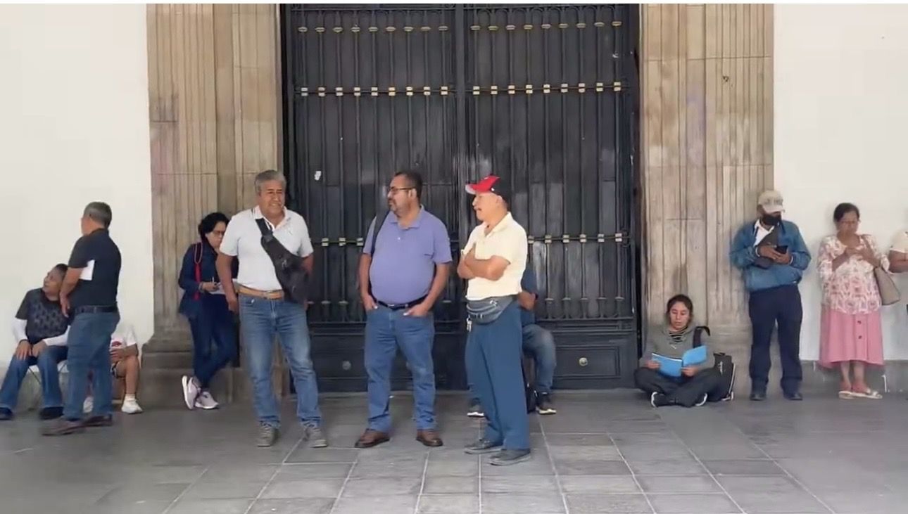 Jubilados Sección 22 bloquean Palacio de Gobierno; exigen pago de bono 2026 de cuatro mil pesos Jubilados Sección 22 bloquean Palacio de Gobierno; exigen pago de bono 2026 de cuatro mil pesos