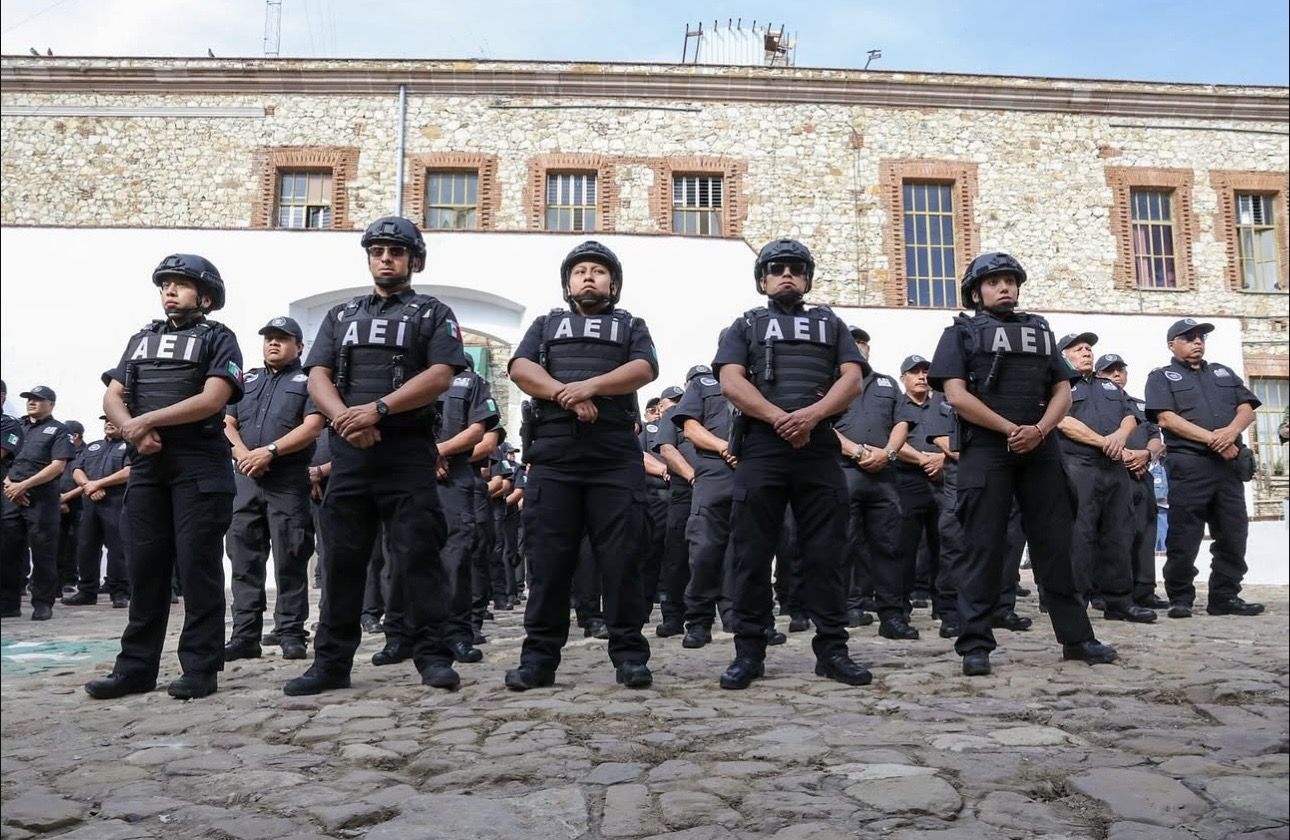 Sueldos bajos, profesionalización incompleta y controles insuficientes debilitan la confianza en policías de Oaxaca