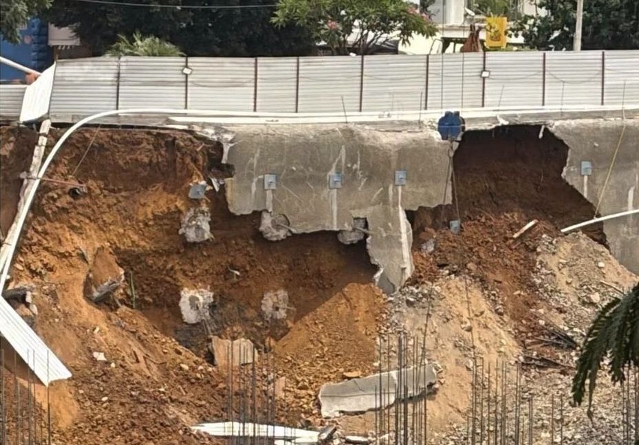 Vecinos acusan negligencia tras colapso del muro de contención de Plaza Parque Oaxaca y exigen su clausura definitiva Vecinos acusan negligencia tras colapso del muro de contención de Plaza Parque Oaxaca y exigen su clausura definitiva