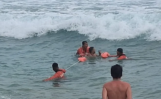 Marina rescata en Paya Zipolite, Oaxaca, a dos turistas que nadaron con mar de fondo y corrientes, pese a bandera roja