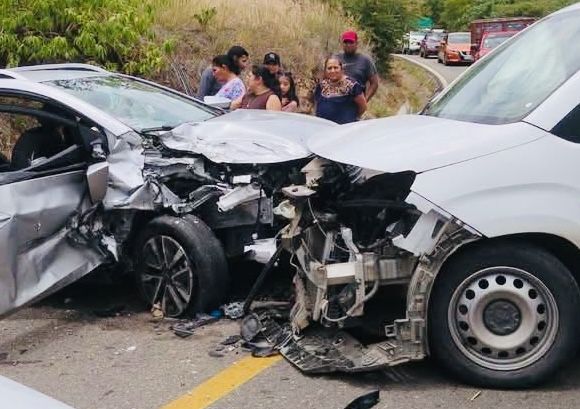 Fuerte choque en carretera Oaxaca-Tuxtepec, a la altura de la Presa del Estudiante, en San Andrés Huayápam, deja 5 heridos Fuerte choque en carretera Oaxaca-Tuxtepec, a la altura de la Presa del Estudiante, en San Andrés Huayápam, deja 5 heridos