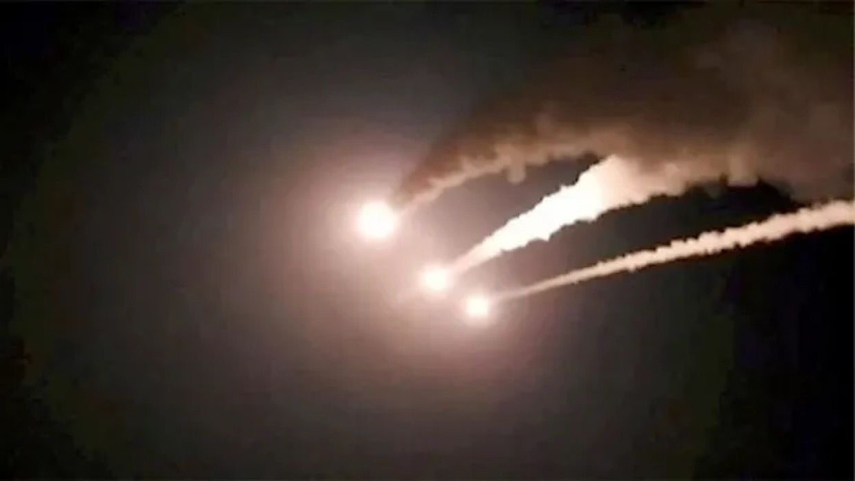 Washington ataca lanzadores de minas en Larak e Irán responde con misiles a bases en Jordania Washington ataca lanzadores de minas en Larak e Irán responde con misiles a bases en Jordania