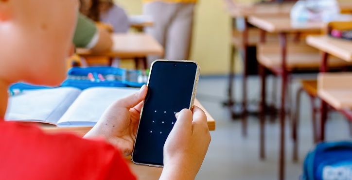 Maestros quieren ‘reglas’ para uso de celulares en salones; SEP definirá propuesta con padres Maestros quieren ‘reglas’ para uso de celulares en salones; SEP definirá propuesta con padres