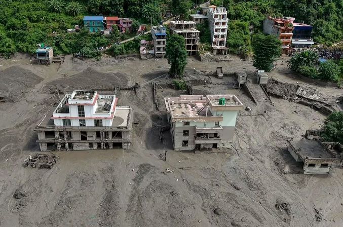 No fue un sismo: Glaciar del Himalaya colapsó, provocó una avalancha y dejó bajo el agua a Nepal No fue un sismo: Glaciar del Himalaya colapsó, provocó una avalancha y dejó bajo el agua a Nepal