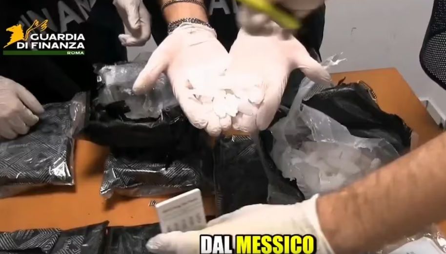 Detienen en Roma a 2 mexicanos por tráfico de metanfetamina; droga iba oculta en maletas con doble fondo Detienen en Roma a 2 mexicanos por tráfico de metanfetamina; droga iba oculta en maletas con doble fondo