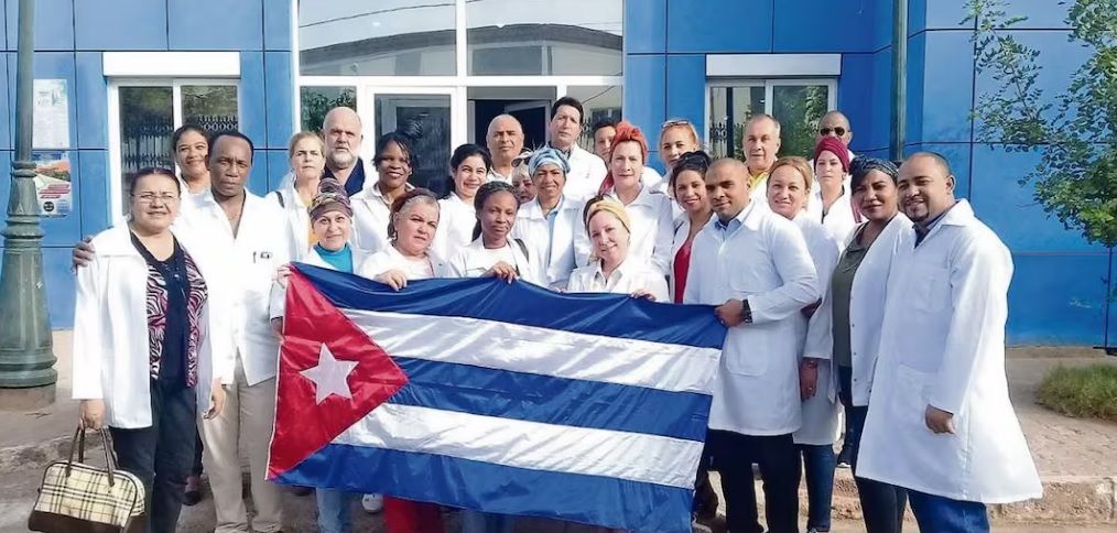 Ponen en la mira a red de médicos cubanos por explotación laboral; miles han sido desplegados en más de 165 países