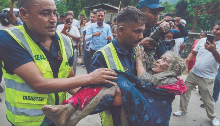 Nepal sube a 553 los fallecidos por riada; rescata a 117 turistas extranjeros de la zona cero Nepal sube a 553 los fallecidos por riada; rescata a 117 turistas extranjeros de la zona cero