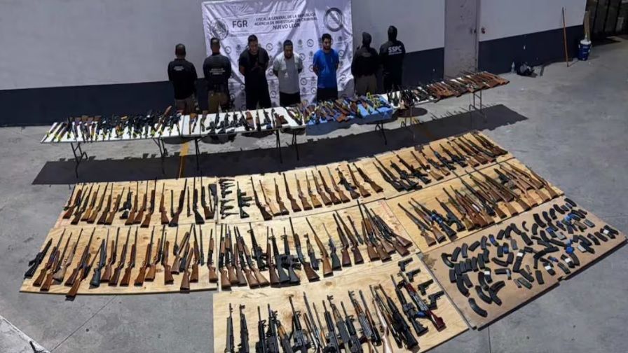 Detienen a tres sujetos en NL por transportar un arsenal de 210 armas desde Texas; autoridades aseguran cargadores