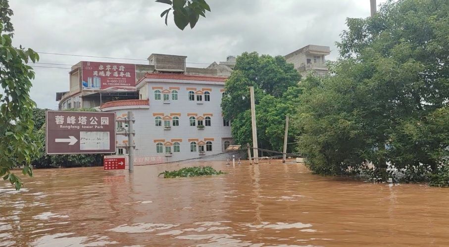 Viviendas sumergidas y miles de evacuados, saldo del tifón Narra en el sur de China Viviendas sumergidas y miles de evacuados, saldo del tifón Narra en el sur de China