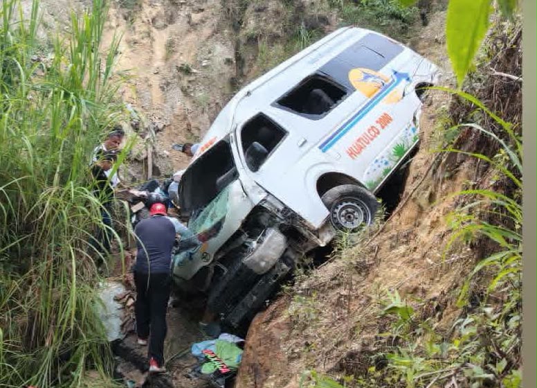 Furgoneta Urvan de la línea Huatulco 2000 se sale del camino en Pluma Hidalgo, Oaxaca; rescatan a lesionados