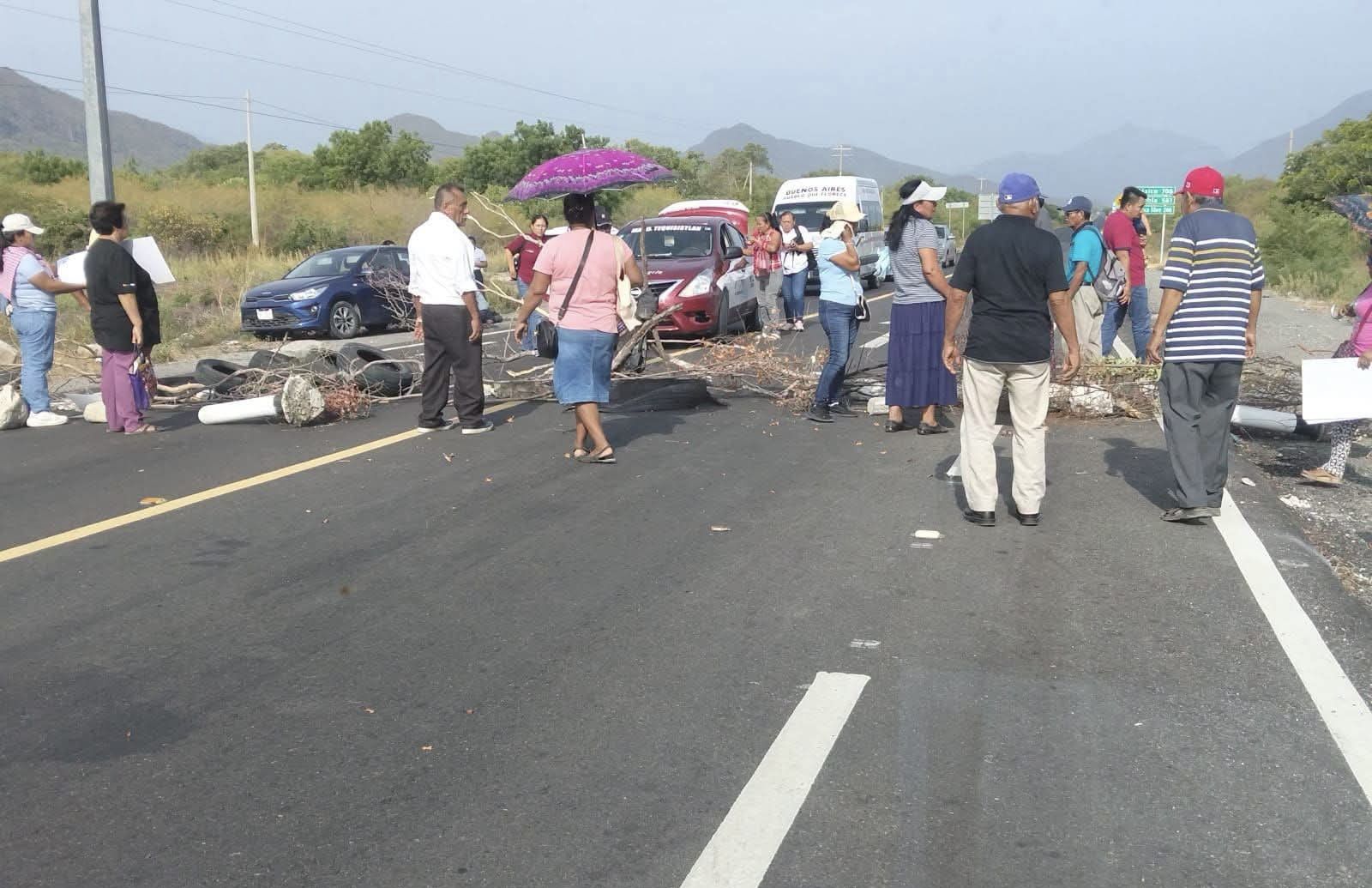 Dos bloqueos viales en Tehuantepec afectan el Istmo de Oaxaca por falta de energía eléctrica y agua potable Dos bloqueos viales en Tehuantepec afectan el Istmo de Oaxaca por falta de energía eléctrica y agua potable