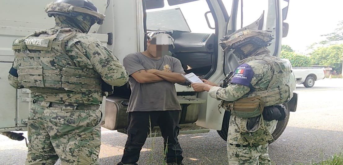 Marina y policías estatales aseguran pipa con 15 mil litros de combustible ilícito cerca de Mogoñé