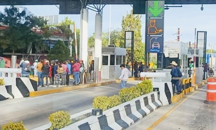 Grupo de personas toma caseta de Huitzo, Oaxaca, retira a personal de Capufe y cobra cuota voluntaria a conductores