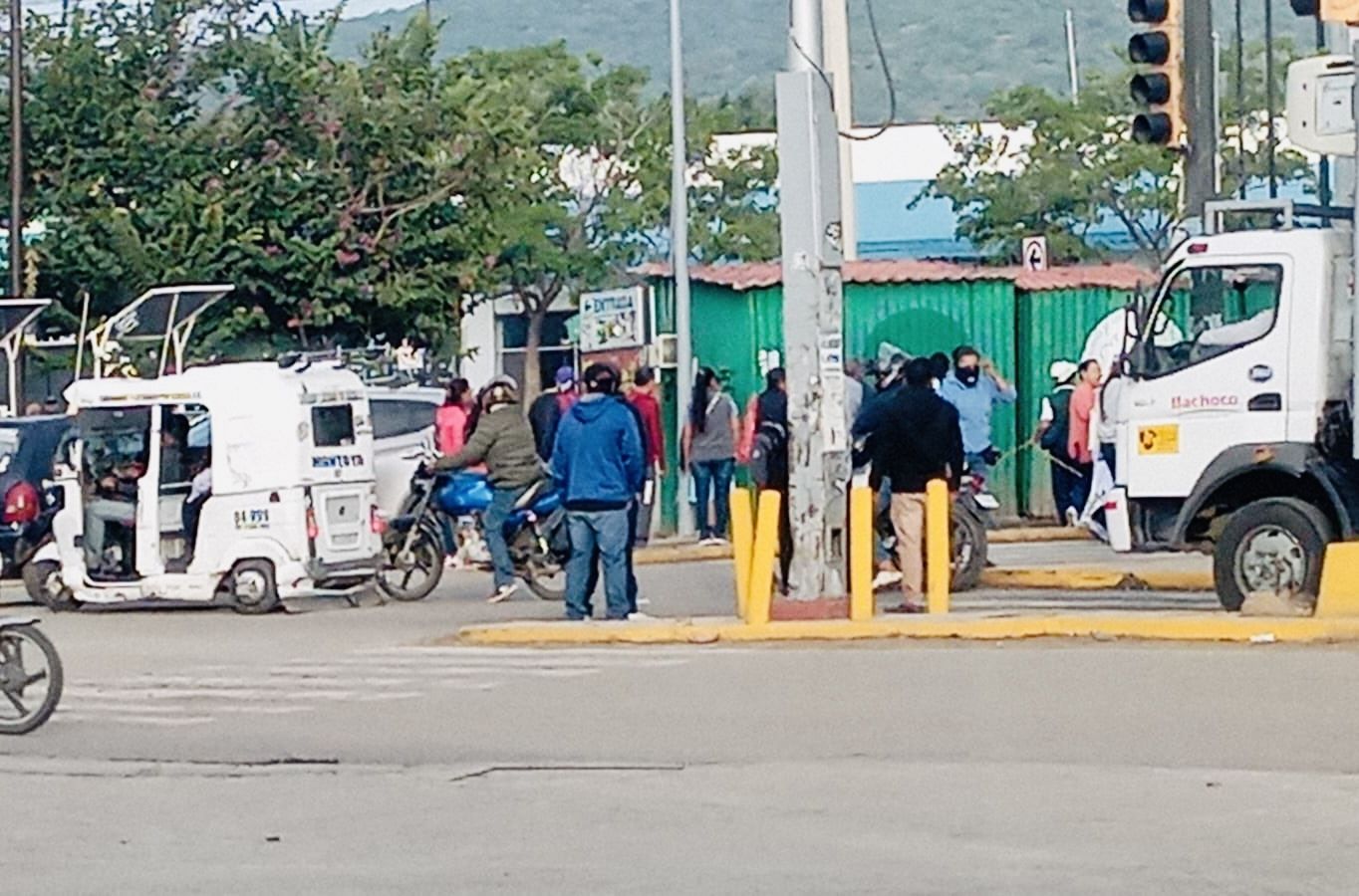 Vecinos de la colonia Niños Héroes de Atzompa, Oaxaca, bloquean Plaza Bella por segundo día; exigen pozo de agua potable