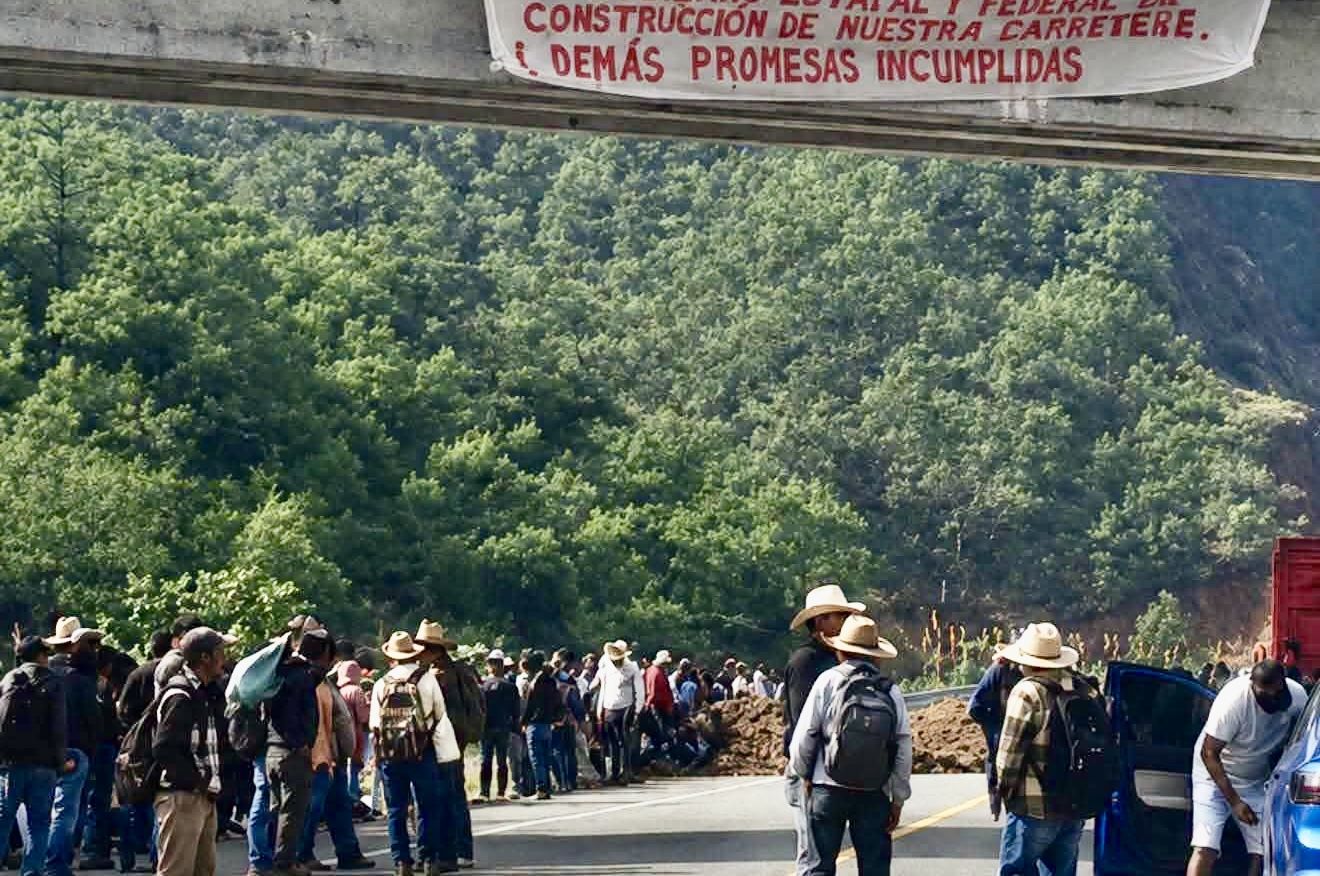 Pobladores de Santa Catarina Coatlán, Oaxaca, mantienen segundo día de bloqueo en la supercarretera a la Costa Pobladores de Santa Catarina Coatlán, Oaxaca, mantienen segundo día de bloqueo en la supercarretera a la Costa