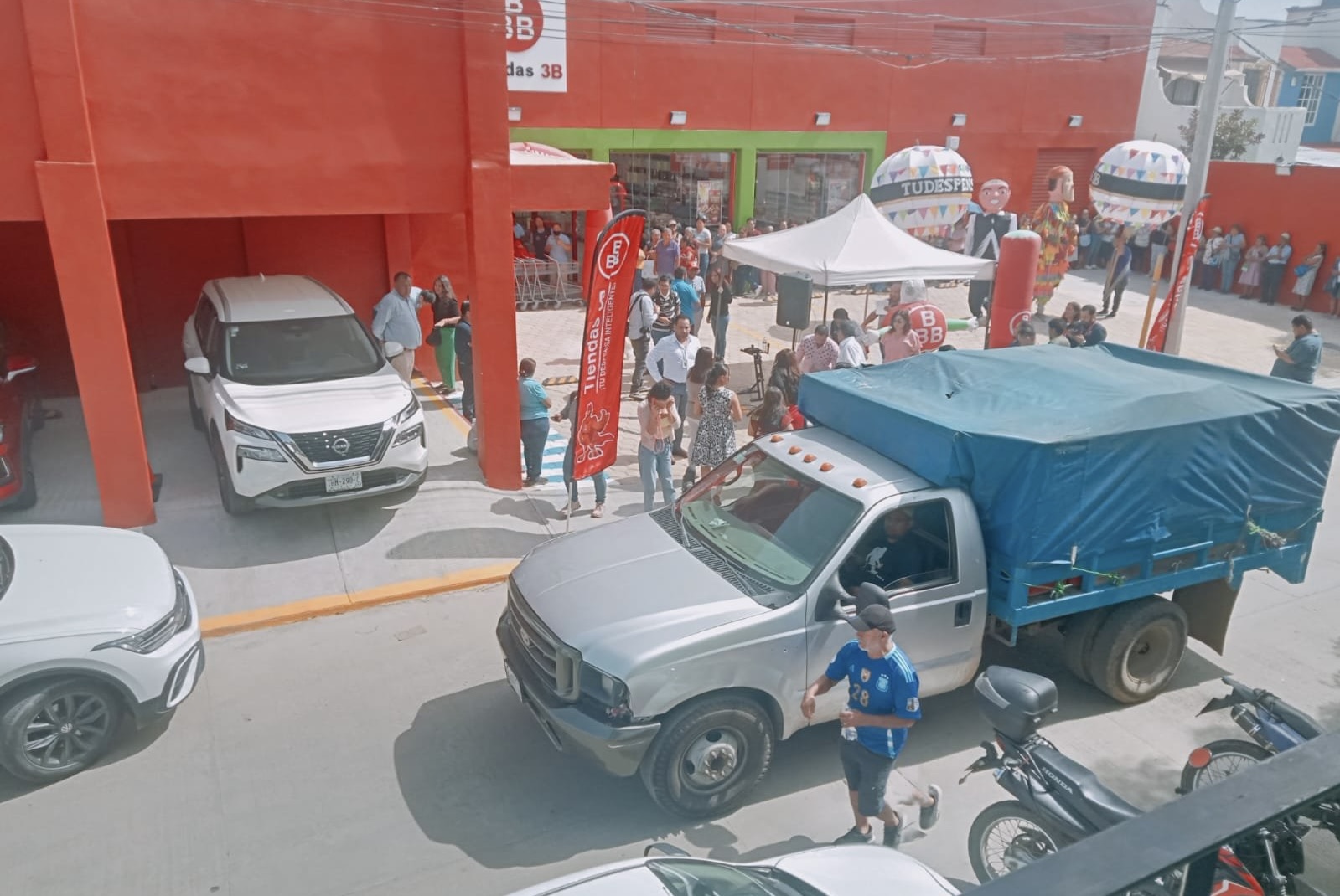 Vecinos de Calicanto, en Santa Lucía del Camino, Oaxaca, cierran calle de acceso a la tienda 3B por caos vial Vecinos de Calicanto, en Santa Lucía del Camino, Oaxaca, cierran calle de acceso a la tienda 3B por caos vial
