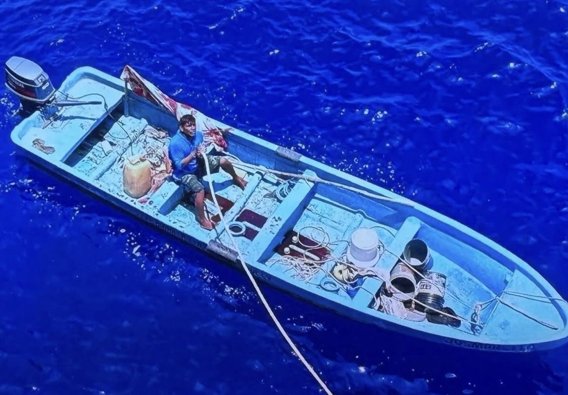Pescador de Puerto Ángel rechaza subir a mercante a 240 km por no abandonar lancha; Marina sale a rescatarlo