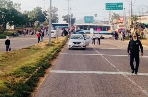 Padres de familia de escuela Luis Pasteur bloquean la Y hacia Ocotlán y Zimatlán, Oaxaca; exigen nuevas aulas Padres de familia de escuela Luis Pasteur bloquean la Y hacia Ocotlán y Zimatlán, Oaxaca; exigen nuevas aulas