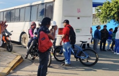 Padres de familia bloquean crucero en Plaza Bella para exigir salida de tutor violento de una primaria de Montoya, en Oaxaca Padres de familia bloquean crucero en Plaza Bella para exigir salida de tutor violento de una primaria de Montoya, en Oaxaca