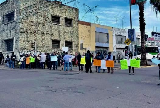 Habitantes de Choápam bloquean Boulevard Vasconcelos, en Oaxaca capital; exigen la libertad de su síndico y regidor