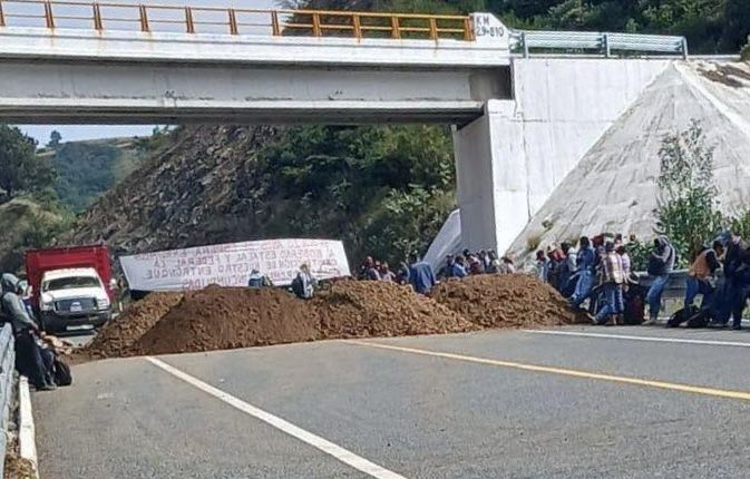 No hay paso a la Costa: Habitantes de San Pedro Coatlán bloquean autopista Oaxaca-Puerto Escondido; exigen gratuidad en caseta de cobro No hay paso a la Costa: Habitantes de San Pedro Coatlán bloquean autopista Oaxaca-Puerto Escondido; exigen gratuidad en caseta de cobro