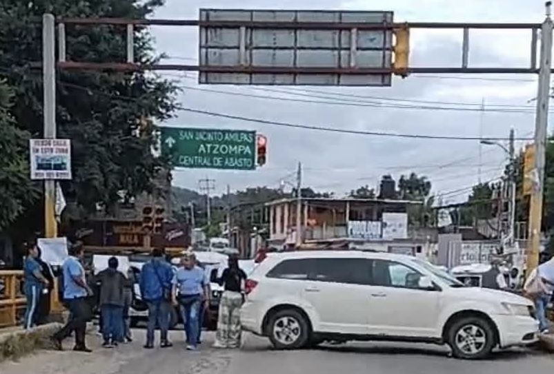 Vecinos de Jardines de la Primavera bloquean puente de San Jacinto Amilpas, en Oaxaca, con mototaxis; disputan maquinaria Vecinos de Jardines de la Primavera bloquean puente de San Jacinto Amilpas, en Oaxaca, con mototaxis; disputan maquinaria