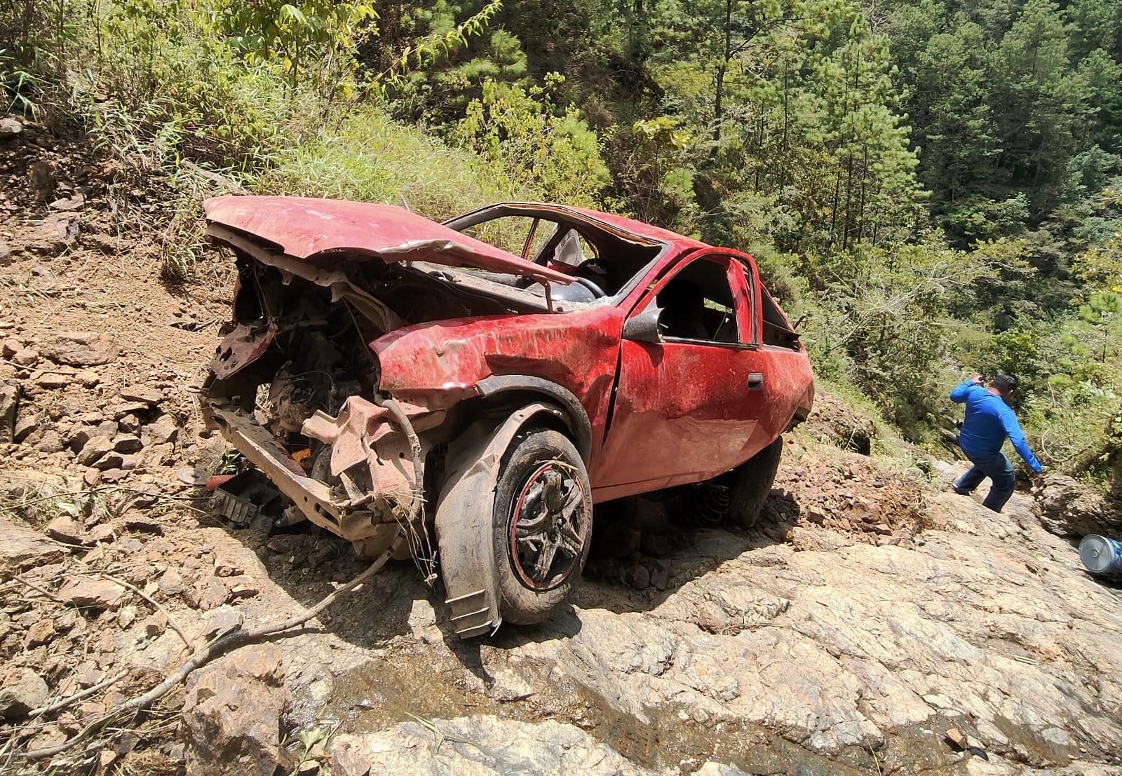 Auto compacto cae a barranco en Jalatengo, Oaxaca, sobre la carretera Pochutla-Miahuatlán; reportan dos fallecidos Auto compacto cae a barranco en Jalatengo, Oaxaca, sobre la carretera Pochutla-Miahuatlán; reportan dos fallecidos