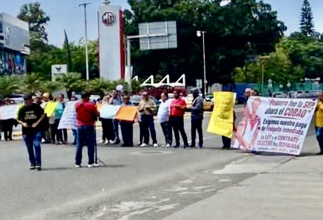 Jubilados del Cobao cumplen tercer día en protesta en Avenida Universidad; directora Delfina Guzmán no los atiende Jubilados del Cobao cumplen tercer día en protesta en Avenida Universidad; directora Delfina Guzmán no los atiende