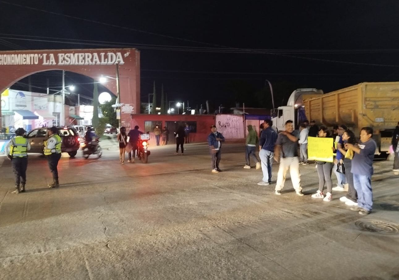 Vecinos de Hacienda Blanca cierran Circuito Interior de Oaxaca ante falta de paso vial en San Pablo Etla Vecinos de Hacienda Blanca cierran Circuito Interior de Oaxaca ante falta de paso vial en San Pablo Etla
