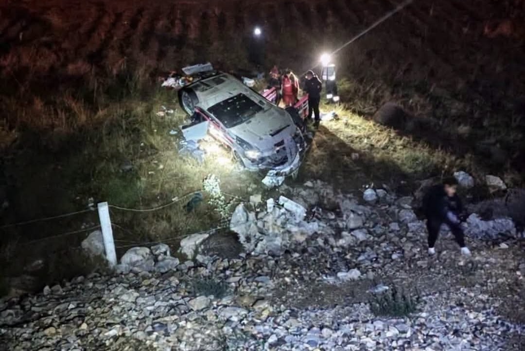 Fallece joven de 17 años y cuatro resultan heridos al caer auto a barranca en km 4 de supercarretera