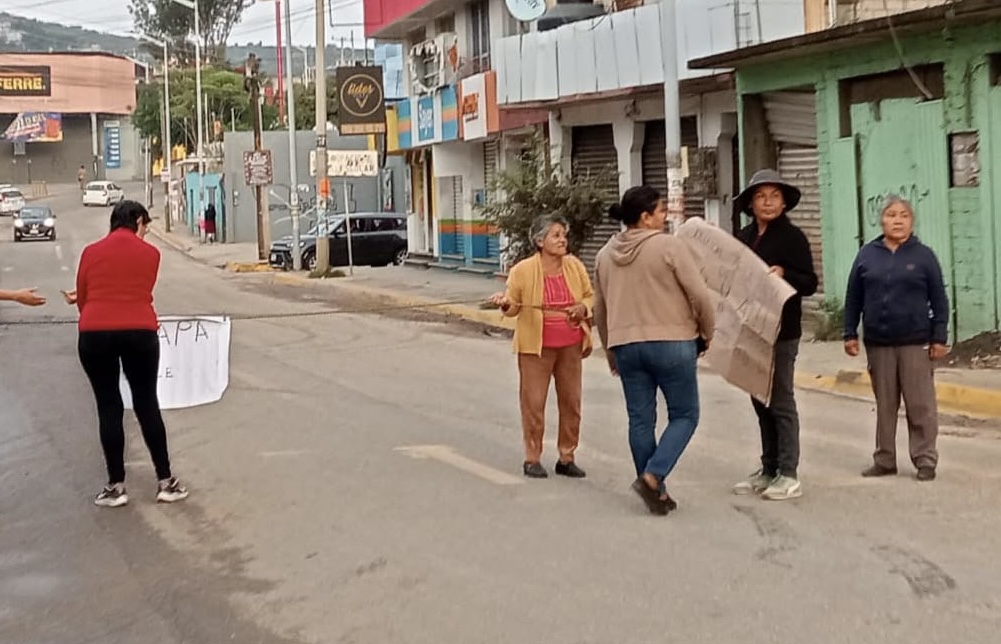 Vecinos de la colonia Casa Blanca, de Oaxaca capital, bloquean Montoya y Balbuena por falta de agua potable Vecinos de la colonia Casa Blanca, de Oaxaca capital, bloquean Montoya y Balbuena por falta de agua potable