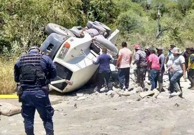 Muere conductor de camión de cemento en accidente del kilómetro 66 en Teotitlán de Flores Magón, en la Cañada